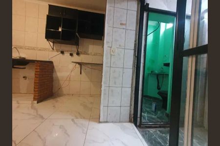 Casa à venda com 66m², 2 quartos e 1 vagaCozinha com piso de porcelanato, bancada de granito e armários de madeira preta.