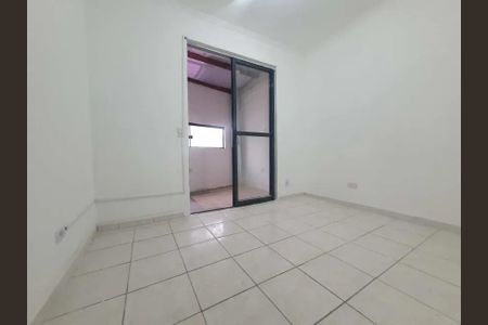 Parede branca com porta de vidro e teto de madeira, com uma janela pequena no fundo. de casa à venda com 2 quartos, 66m² em Jardim Paulista, Barueri