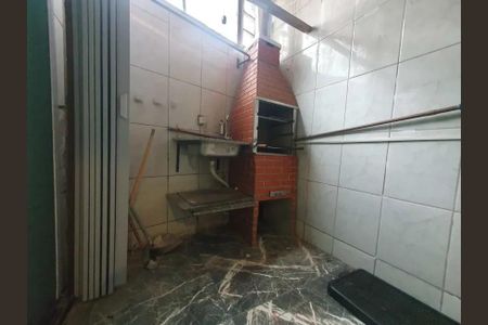 Casa à venda com 66m², 2 quartos e 1 vagaCozinha com churrasqueira e pia, com piso de porcelanato e teto de madeira.