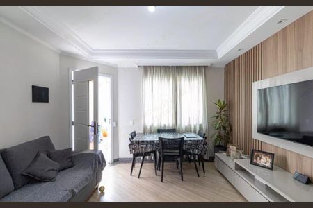 Casa à venda com 180m², 3 quartos e 2 vagasSala de estar com sofá, mesa e cadeiras, TV e porta para a varanda.