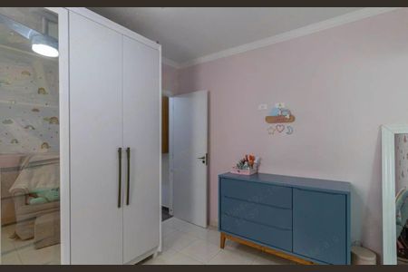 Casa à venda com 180m², 3 quartos e 2 vagasCama infantil com douradinho e decoração pastel, com armário branco e porta de vidro, com um espelho e uma mesa de cabeceira.