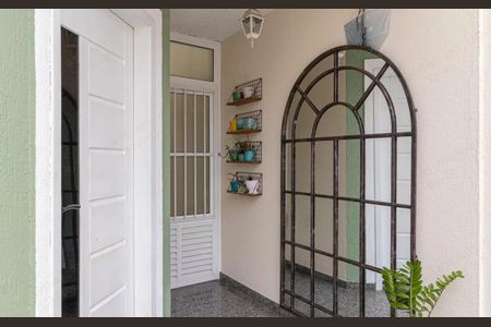Casa à venda com 180m², 3 quartos e 2 vagasPorch with white door, arched mirror, and green walls, with a plant in the foreground.