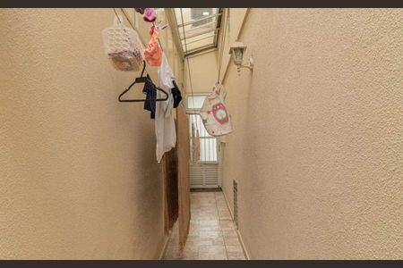 Casa à venda com 180m², 3 quartos e 2 vagasRoupas e outros itens pendurados em uma corda no corredor de um apartamento.