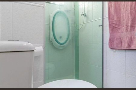 Casa à venda com 180m², 3 quartos e 2 vagasBanheiro com chuveiro e pia branca, com um espelho e uma toalha de banho.
