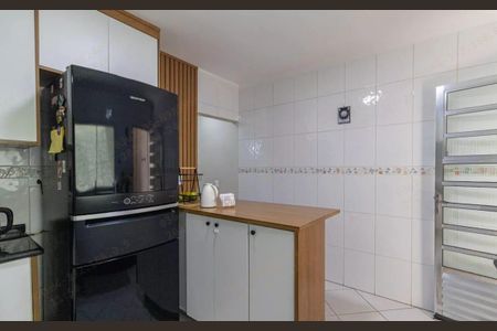Casa à venda com 180m², 3 quartos e 2 vagasCozinha com geladeira, fogão e pia, com iluminação boa e mobiliário simples.