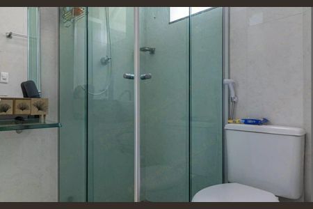 Casa à venda com 180m², 3 quartos e 2 vagasBanheiro com chuveiro e vaso sanitário, com uma janela pequena e iluminação boa.
