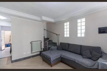 Casa à venda com 180m², 3 quartos e 2 vagasSala de estar com sofá e escada em um apartamento residencial.