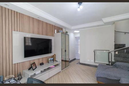 Casa à venda com 180m², 3 quartos e 2 vagasTV e console de TV em uma sala de estar moderna e elegante.