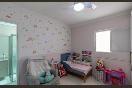 Casa à venda com 180m², 3 quartos e 2 vagasQuarto infantil com decoração pastel e móveis coloridos, com uma cama simples e uma cadeira de balanço.