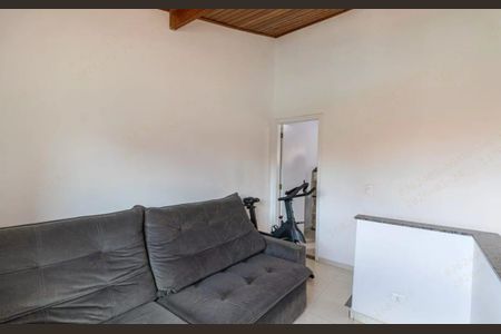 Casa à venda com 180m², 3 quartos e 2 vagasSala de estar com sofá e bicicleta de estacionamento.