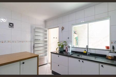 Casa à venda com 180m², 3 quartos e 2 vagasCozinha com pia, armários e janela, com um ambiente limpo e organizado.