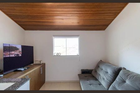 Casa à venda com 180m², 3 quartos e 2 vagasTV e sofá com vista para a rua, com um pequeno jardim ao lado.