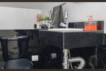 Casa à venda com 180m², 3 quartos e 2 vagasBanheiro com piso de porcelanato, pia de granito e saboneteiro de vidro.