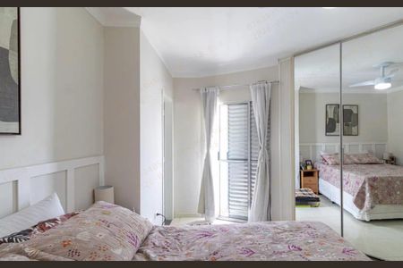 Casa à venda com 180m², 3 quartos e 2 vagasQuarto com cama de casal, com móveis simples e decoração minimalista, com uma porta de vidro que leva a um terraço com vista para a cidade.