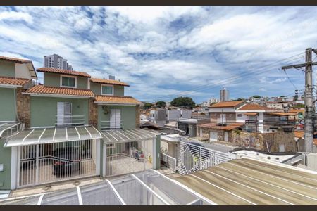 Casa à venda com 180m², 3 quartos e 2 vagasVista da cidade com casas e prédios de apartamentos, com nuvens e céu azul.