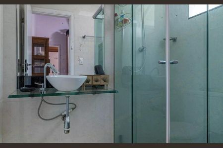 Casa à venda com 180m², 3 quartos e 2 vagasBanheiro com pia e chuveiro, com espelho e prateleira acima do pia.