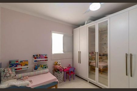 Casa à venda com 180m², 3 quartos e 2 vagasQuarto infantil com cama, móveis e brinquedos, com iluminação natural e decoração infantil.
