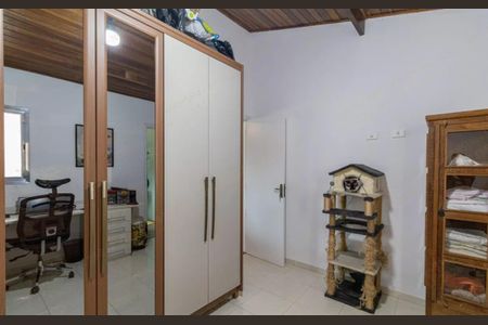 Casa à venda com 180m², 3 quartos e 2 vagasCabinete de armários com espelho e porta de vidro, com uma escrivaninha e cadeira de escritório no fundo.