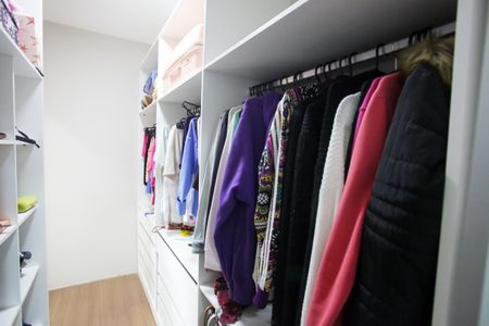 Casa de condomínio à venda com 400m², 4 quartos e 6 vagasCloset da Suíte 2