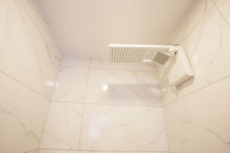 Casa de condomínio à venda com 400m², 4 quartos e 6 vagasBanheiro de Serviço