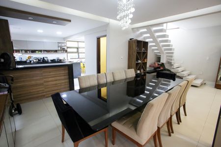 Casa de condomínio à venda com 400m², 4 quartos e 6 vagasSala de Jantar
