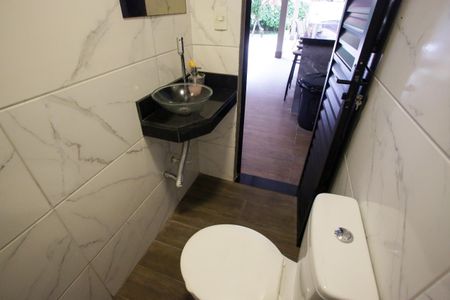 Casa de condomínio à venda com 400m², 4 quartos e 6 vagasBanheiro de Serviço