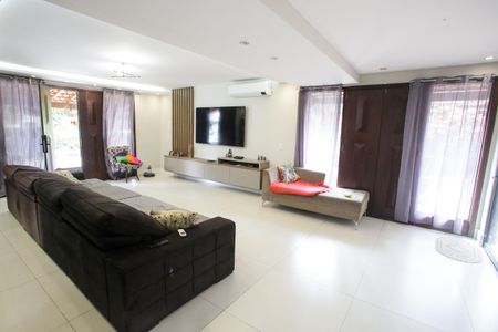 Sala de Estar de casa de condomínio à venda com 4 quartos, 400m² em Jacarepaguá, Rio de Janeiro