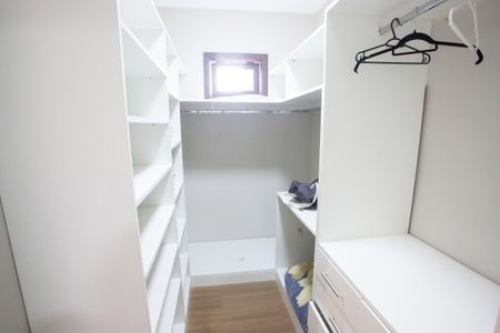 Casa de condomínio à venda com 400m², 4 quartos e 6 vagasCloset da Suíte 3