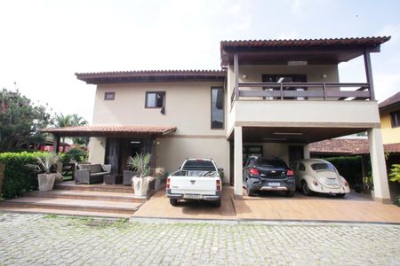 Casa de condomínio à venda com 400m², 4 quartos e 6 vagasFachada da Casa