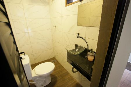 Casa de condomínio à venda com 400m², 4 quartos e 6 vagasBanheiro de Serviço