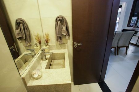 Casa de condomínio à venda com 400m², 4 quartos e 6 vagasLavabo