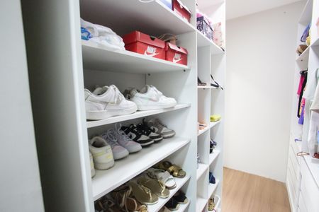 Casa de condomínio à venda com 400m², 4 quartos e 6 vagasCloset da Suíte 2