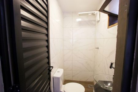 Casa de condomínio à venda com 400m², 4 quartos e 6 vagasBanheiro de Serviço