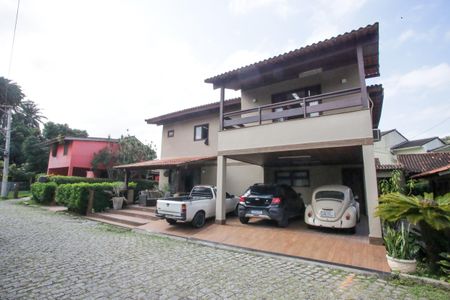 Casa de condomínio à venda com 400m², 4 quartos e 6 vagasFachada da Casa