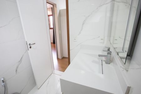 Casa de condomínio à venda com 400m², 4 quartos e 6 vagasBanheiro da Suíte 3