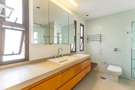Apartamento à venda com 300m², 4 quartos e 4 vagas Apartamento à venda com 300m², 4 quartos e 4 vagasBanheiro da Suíte 1