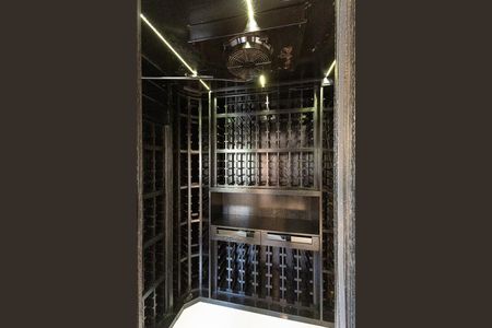 Apartamento à venda com 300m², 4 quartos e 4 vagas Apartamento à venda com 300m², 4 quartos e 4 vagasAdega