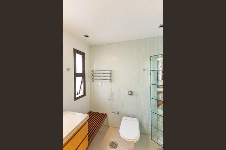Apartamento à venda com 300m², 4 quartos e 4 vagas Apartamento à venda com 300m², 4 quartos e 4 vagasBanheiro da Suíte 1