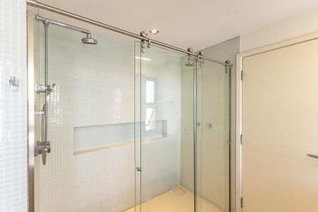 Apartamento à venda com 300m², 4 quartos e 4 vagas Apartamento à venda com 300m², 4 quartos e 4 vagasBanheiro da Suíte 1