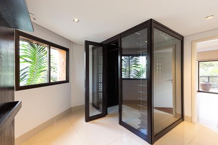 Apartamento à venda com 300m², 4 quartos e 4 vagas Apartamento à venda com 300m², 4 quartos e 4 vagasAdega