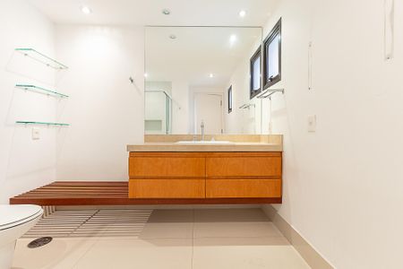 Apartamento à venda com 300m², 4 quartos e 4 vagas Apartamento à venda com 300m², 4 quartos e 4 vagasBanheiro da Suíte 2