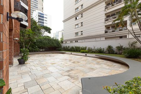 Apartamento à venda com 300m², 4 quartos e 4 vagas Apartamento à venda com 300m², 4 quartos e 4 vagasÁrea comum - Pátio
