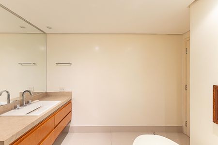 Apartamento à venda com 300m², 4 quartos e 4 vagas Apartamento à venda com 300m², 4 quartos e 4 vagasBanheiro da Suíte 3