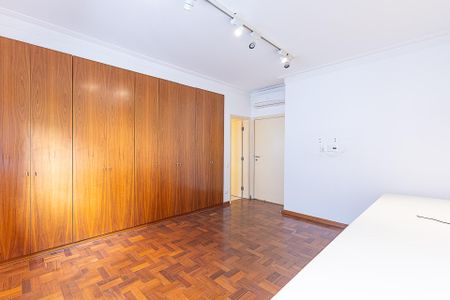 Apartamento à venda com 300m², 4 quartos e 4 vagas Apartamento à venda com 300m², 4 quartos e 4 vagasSuíte 3