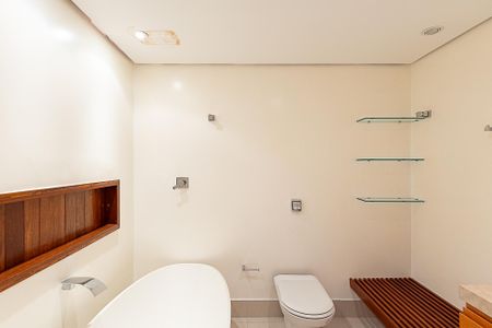 Apartamento à venda com 300m², 4 quartos e 4 vagas Apartamento à venda com 300m², 4 quartos e 4 vagasBanheiro da Suíte 3