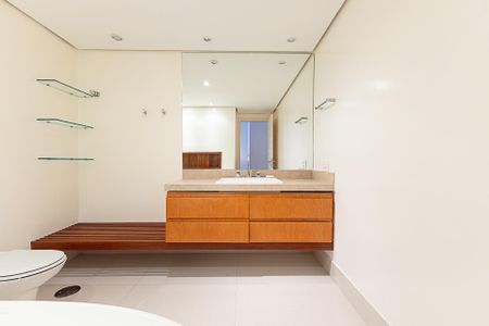 Apartamento à venda com 300m², 4 quartos e 4 vagas Apartamento à venda com 300m², 4 quartos e 4 vagasBanheiro da Suíte 3
