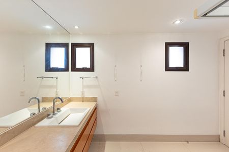 Apartamento à venda com 300m², 4 quartos e 4 vagas Apartamento à venda com 300m², 4 quartos e 4 vagasBanheiro da Suíte 2