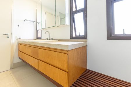 Apartamento à venda com 300m², 4 quartos e 4 vagas Apartamento à venda com 300m², 4 quartos e 4 vagasBanheiro da Suíte 1