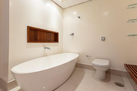 Apartamento à venda com 300m², 4 quartos e 4 vagas Apartamento à venda com 300m², 4 quartos e 4 vagasBanheiro da Suíte 3