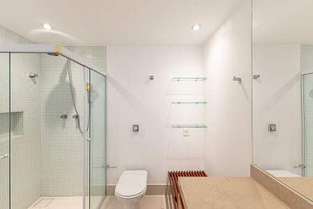 Apartamento à venda com 300m², 4 quartos e 4 vagas Apartamento à venda com 300m², 4 quartos e 4 vagasBanheiro da Suíte 2